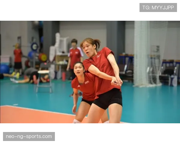 惠若琪那日常健身照，感觉隔着屏幕都能闻到她的汗味儿，普通人真拼不过她！