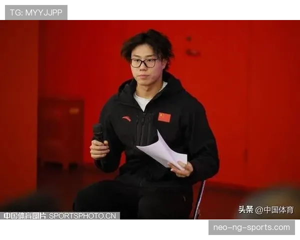覃海洋训练完直接啃鸡胸肉，这自律看得我手里的奶茶不香了
